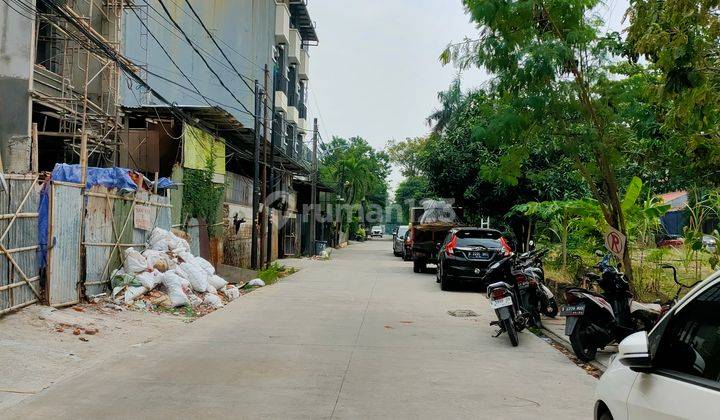 Taman Ratu, Sisa 1 unit Rumah Baru 3 lantai uk. 5 x 18 hadap Utara, depan taman, jalan 2,5 mobil 2