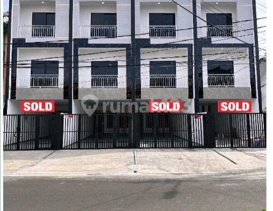 Tanjung Duren, Sisa 1 Unit Rumah Baru 3 Lantai Uk.3,5 X 19 Hadap Utara, Jalan 3 Mobil