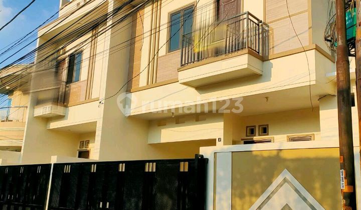 Duri Kepa, Rumah Baru 3 Lantai Uk. 8 X 13 Hadap Timur Jalan 2 Mobil 2