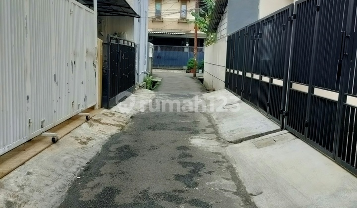 Duri Kepa, Rumah Baru 3 Lantai Uk. 4 X 13 Hadap Selatan, Jalan 1 Mobil 2