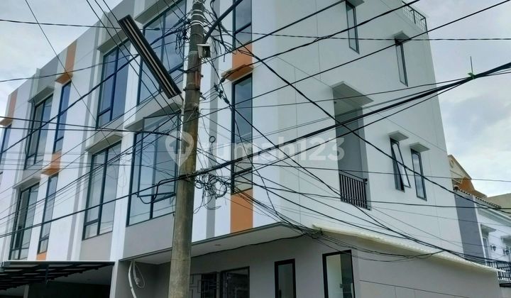 Taman Ratu, Rumah Baru 3 Lantai Uk. 7 X 10,5 Hadap Timur, Jalan 3 Mobil 2