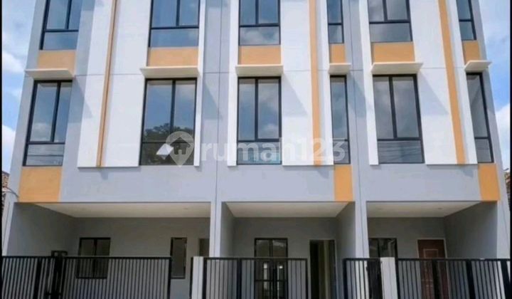 Duri Kepa, Bebas Banjir Rumah Baru 3 Lantai Uk. 4 X 15 Hadap Barat, Jalan 3 Mobil, Bebas Banjir