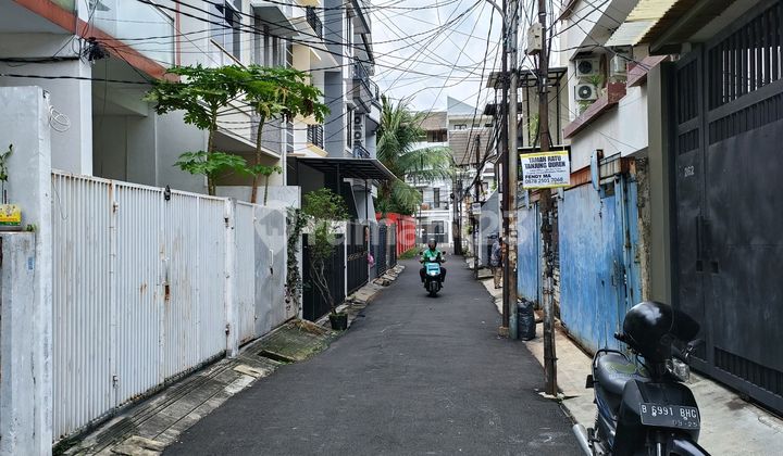 Tanjung Duren, Rumah 3 Lantai Uk.2,6 X 15 Hadap Utara, Jalan 1,5 Mobil 2