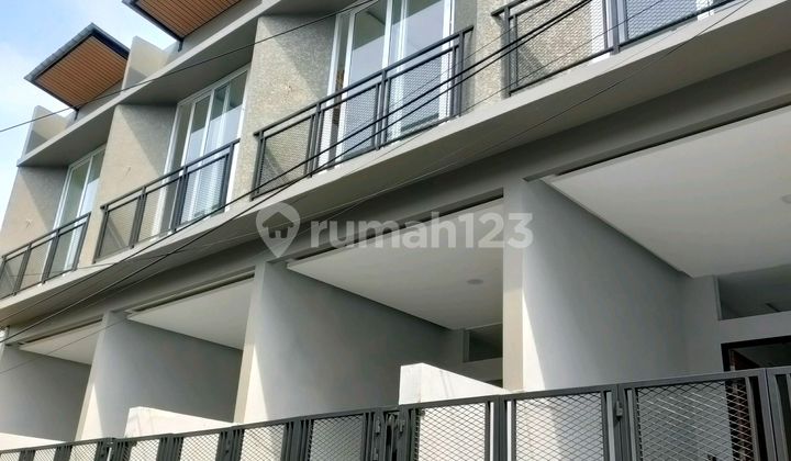 Duri Kepa, Rumah Baru 3 Lantai Uk. 3,8 X 13,5 Hadap Selatan, Jalan 2 Mobil