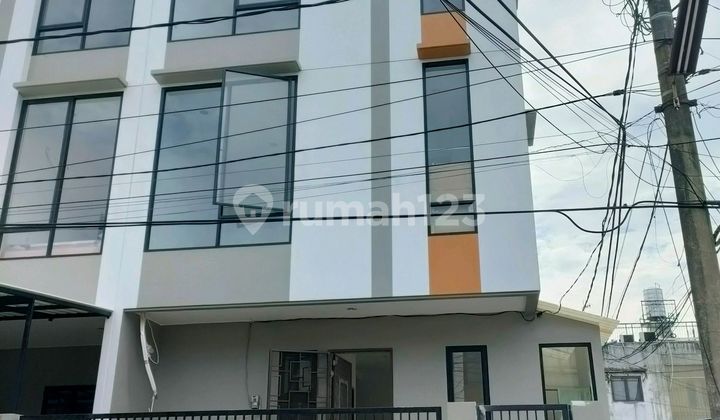 Taman Ratu, Rumah Baru 3 Lantai Uk. 7 X 10,5 Hadap Timur, Jalan 3 Mobil 1
