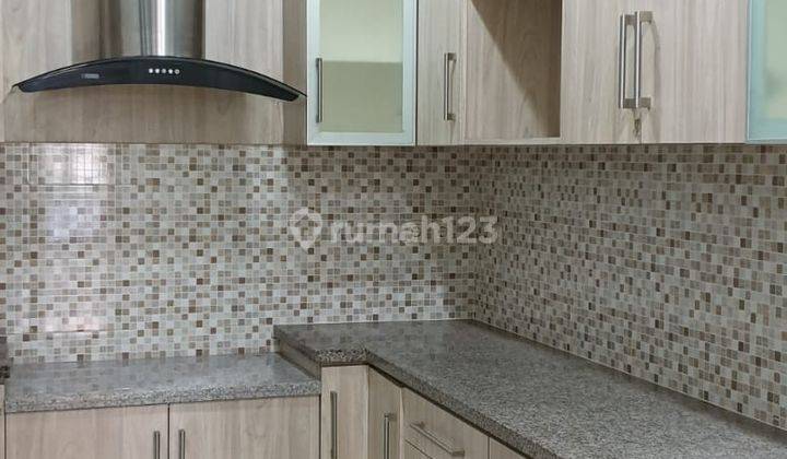 Tomang, Rumah 3 Lantai Furnish Uk.6x15 Hadap Timur, Jalan 2 Mobil 2