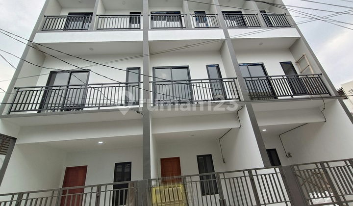 Duri Kepa, 3 unit rumah baru 3 lantai dengan 3 Kamar tidur, hadap Timur, bebas banjir 1