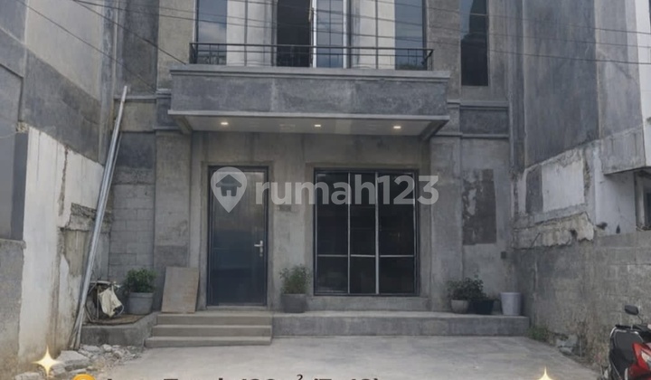 Taman Ratu, Rumah Baru 2,5 Lantai Uk.7x18 Hadap Barat Jalan 2 Mobil