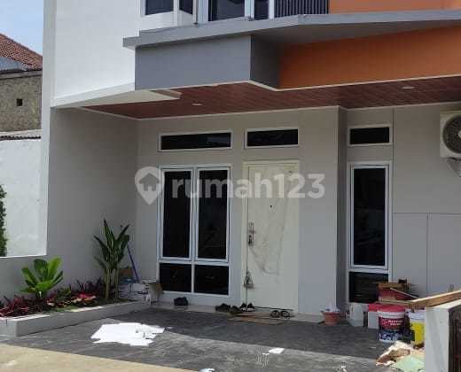 Rumah 2 Lantai Elegant, Dekat Green Pramuka Square