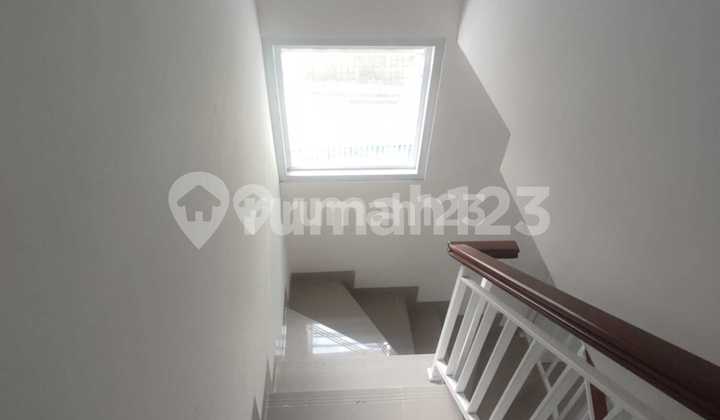 Rumah 2 Lantai Elegant, Dekat Green Pramuka Square 2