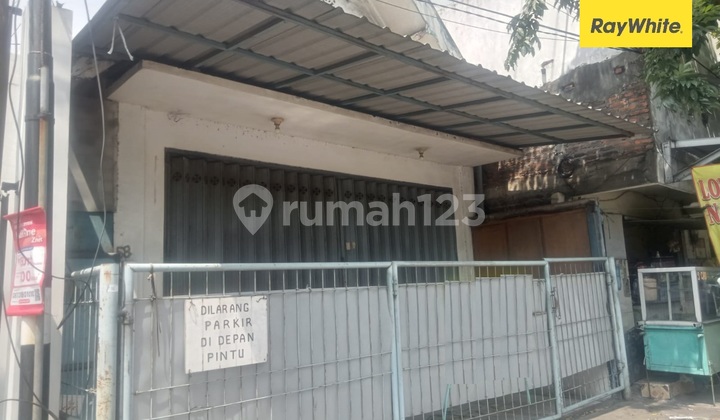 For Sale Commercial House on Simokerto Street in Central Surabaya 1