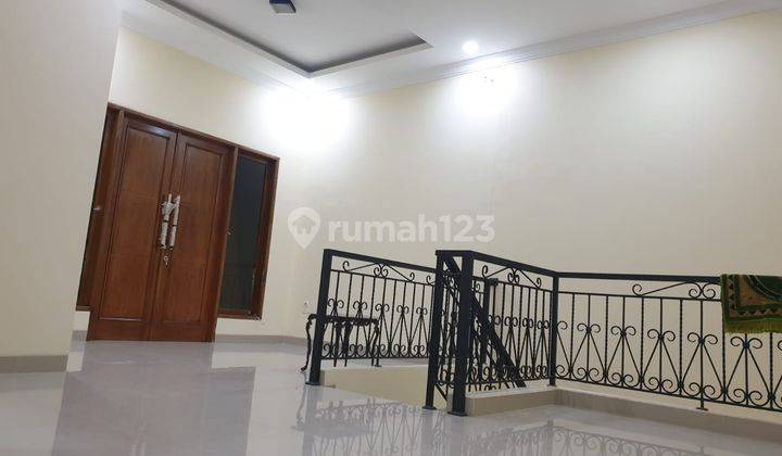 Rumah cantik rapi 2 setengah lantai di Puloasem Jakarta Timur 2