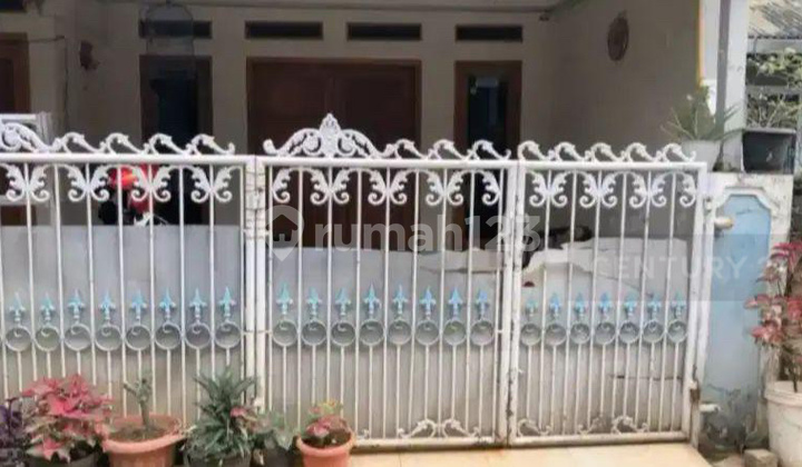 tampak depan dijual rumah satu lantai di