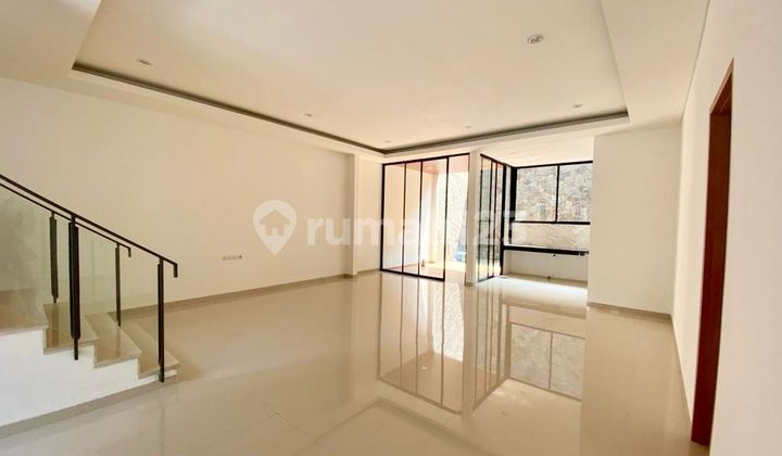 Selling Comfortable Renovated House in Singgasana Bandung 2