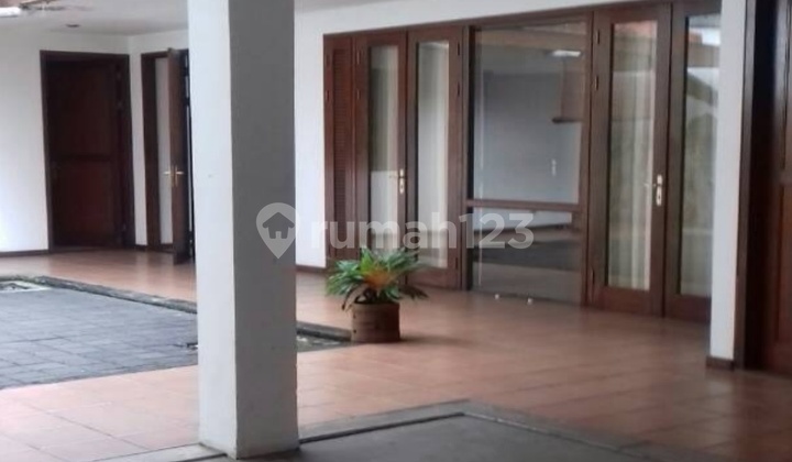 Jual Rumah Nyaman Dengan Kolam Renang di Ciumbuleuit Bandung