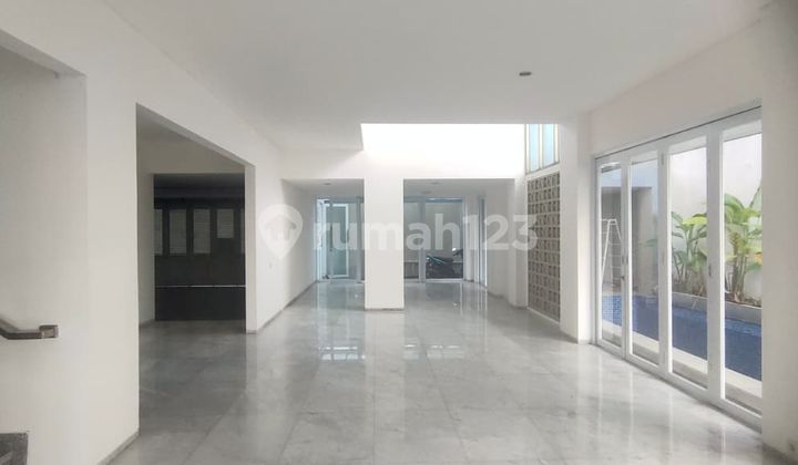 Rumah dengan Kolam Renang Dijual di Resor Dago Pakar Bandung