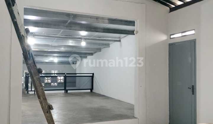 Ruko dengan Gudang Dijual / Disewakan di Mainroad Rajawali Timur