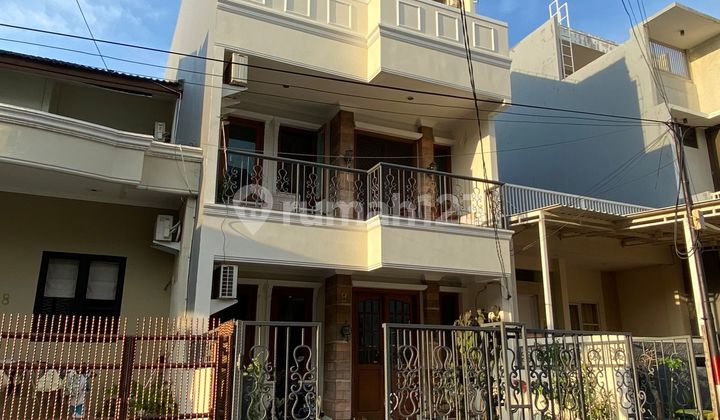 Rumah 5+1, 3 Lantai, Luas, 2 Carport di Nias Kelapa Gading