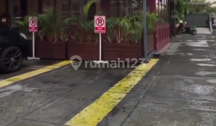 Bangunan Cafe Huk Lokasi Bisnis di Penghubung Jalanan Utama di Cipete Bangunan Cafe Huk Lokasi Bisnis di Penghubung Jalanan Utama di Cipete