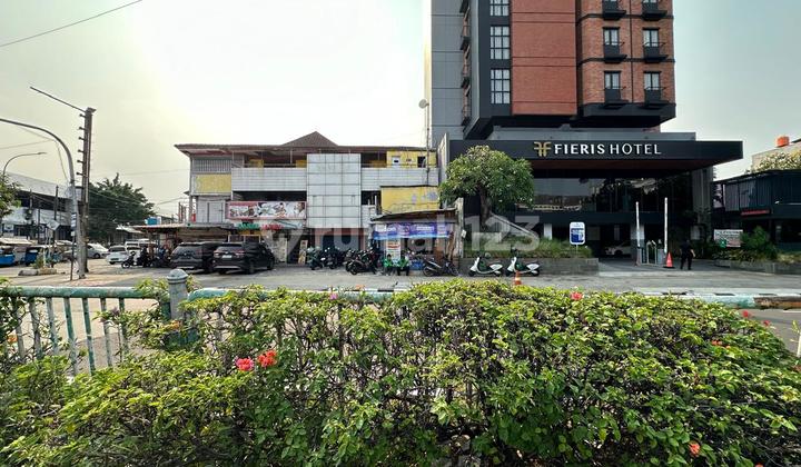 Bangunan Ex Resto Samping Hotel Jalan Raya Utama di Rawamangun