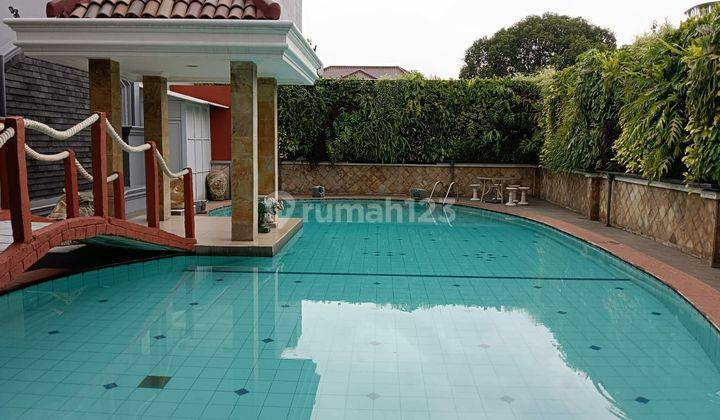 Rumah mewah + kolam renang di Villa Permata Gading 1