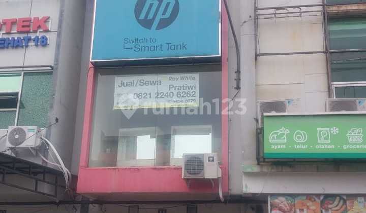 4,5-story shop-house with a goods lift, facing the main road in a row with Holland Bakery. 1