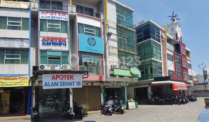 4,5-story shop-house with a goods lift, facing the main road in a row with Holland Bakery. 2