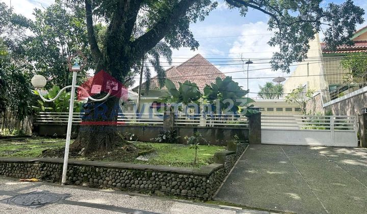 Classic Large House Suitable for Business in Malang City Classic Large House Suitable for Business in Malang City