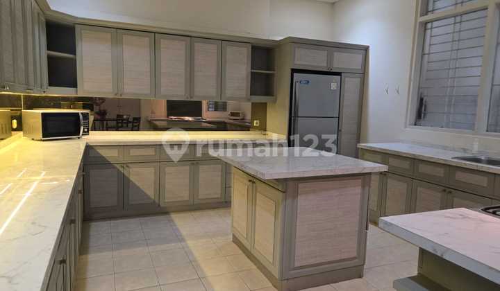 Dikontrakan Rumah Asri di Pusat Bisnis 2 Lantai, SHM, Dekat Akses KRL dan Mal Plaza Senayan 2