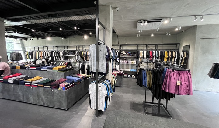 Ready-to-Use Business Space. Building Like New. Ready-to-Use Business Space. Building Like New.