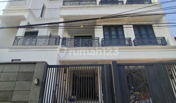 DIJUAL RUMAH MEWAH 4 LANTAI DENGAN LIFT & PRIVATE POOL LOKASI PREMIUM DI KEBAYORAN BARU JAKARTA SELATAN 