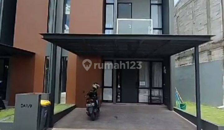 DIJUAL RUMAH BARU MODERN MINIMALIS DENGAN KOLAM RENANG DALAM CLUSTER DI CIMUNING, BEKASI 1