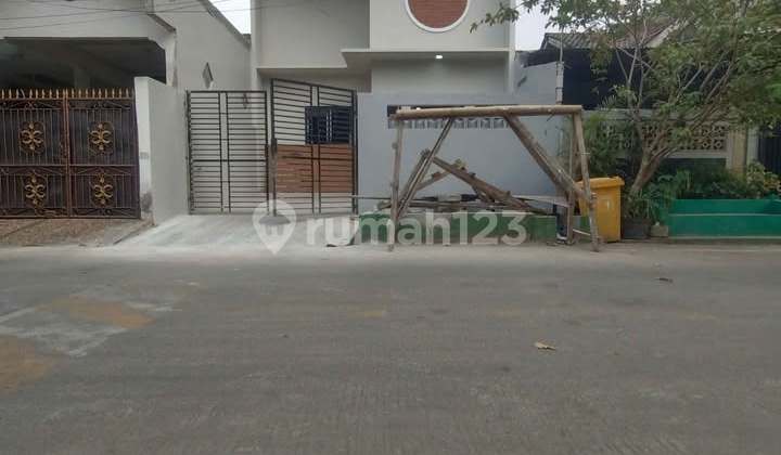 RUMAH CANTIK DENGAN ROW MOBIL LUAS DI LINGKUNGAN STRATEGIS DI BEKASI TIMUR REGENCY, CIMUNING, BEKASI 1