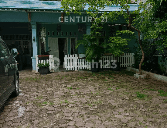 Strategic House and Close to Pramuka Raya in Utan Kayu S9281
