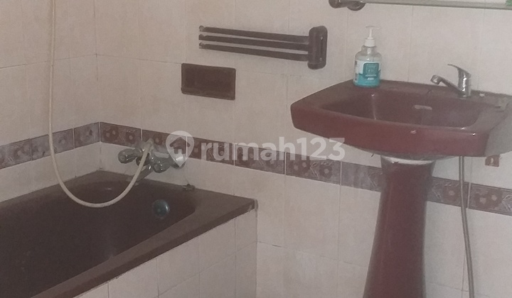 Large 2-Story Corner House for Rent with Access Road for 2 Cars Large 2-Story Corner House for Rent with Access Road for 2 Cars