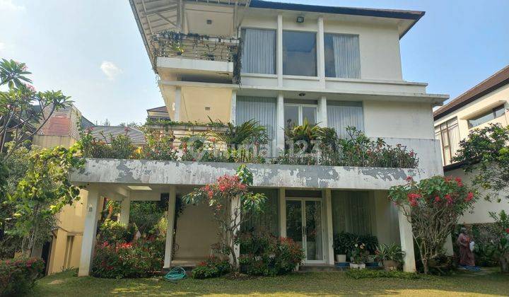 Rumah 3 Lantai Bagus Furnished SHM di Dago Pakar, Bandung 1