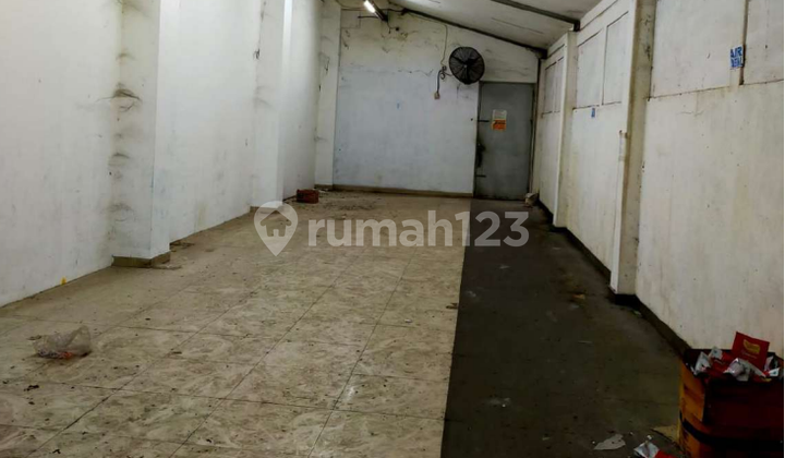 For sale: Curug market land and building.