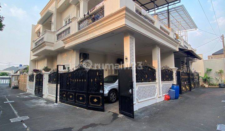 Rumah 2 Lantai Bagus Semi Furnished SHM di Jl Raya Limo Depok, Depok 1