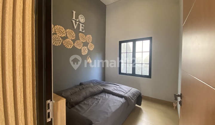 kamar tidur rumah di pasir putih sawangan