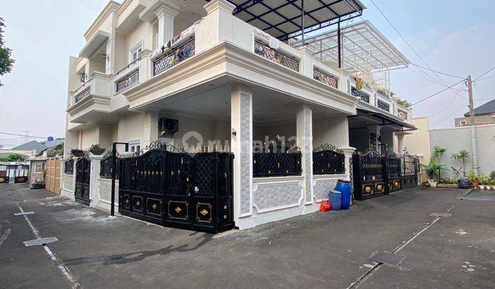 Rumah 2 Lantai Bagus Semi Furnished SHM di Jl Raya Limo Depok, Depok 2