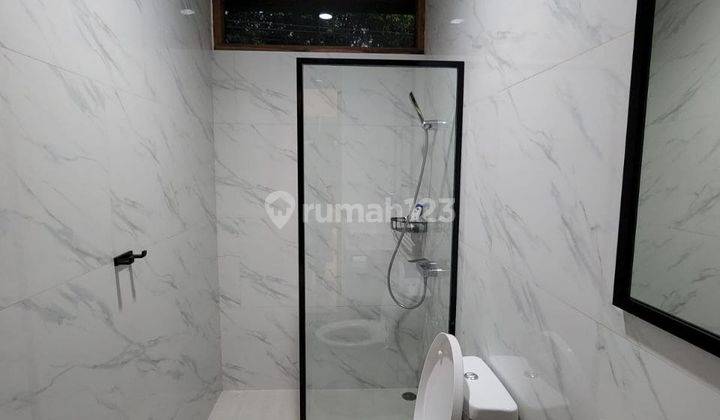 Rumah 2 Lt Meewah Lux Terawat Furnished di Dekat Bkr Lokasi Strategis Tengah Kota 2