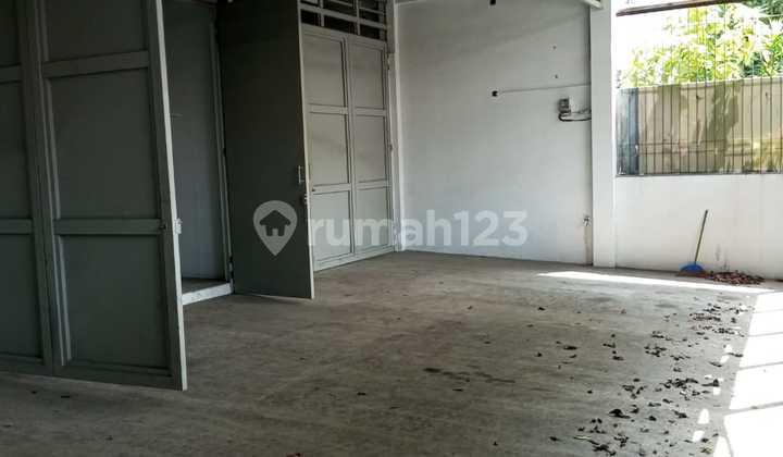 For Rent 2-Story Shop House in Kolonel Masturi. Strategic Location.