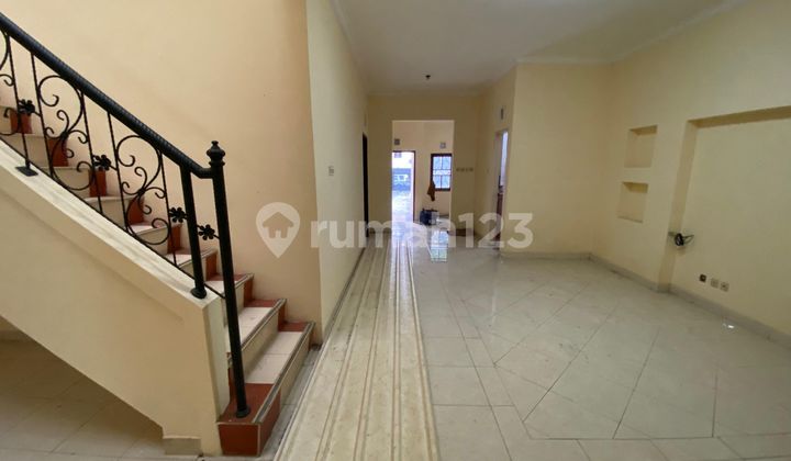 House For Sale Fast! Very Comfortable in Setra Duta Cemara