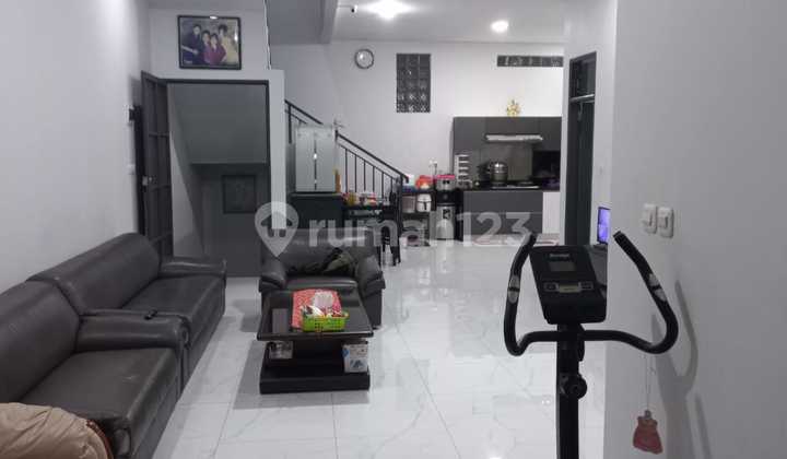 Di Jual Rumah Bagus , Bangunan Kokoh Terawat di Sayap Jalan Bkr