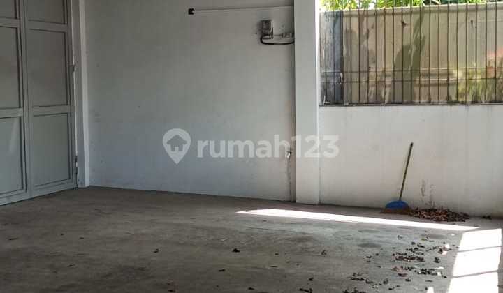 For Rent 2-Story Shop House in Kolonel Masturi. Strategic Location. 2