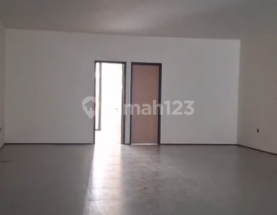 For Rent Nice 2-Storey Shop House in Strategic Location, Main Road Jalan Pasirkaliki