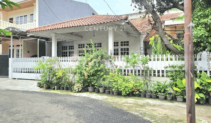 Comfortable Residence in Pu Bintaro Complex with Very Easy Access 2