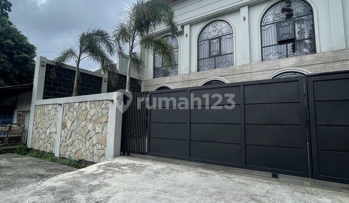 Rumah Mewah Bagus Kolam Renang Pribadi Kota Semarang 2