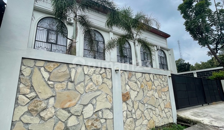 Rumah Mewah Bagus Kolam Renang Pribadi Kota Semarang 1