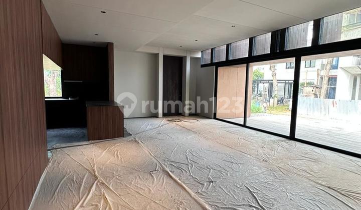 di Rumah Baru Di Alam Sutera. Jl. Sutera Palma, Tangerang